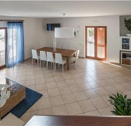 4 bedroom with pool and panoramic sea views near Serrento, sleeps 10